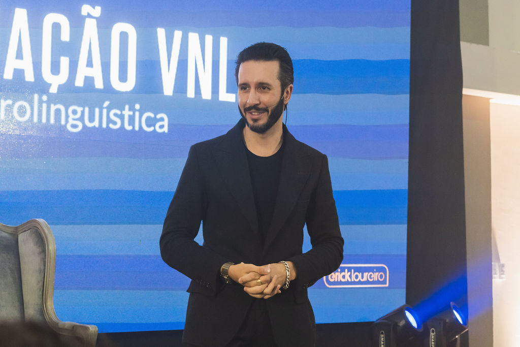 Erick Loureiro no palco da Formação VNL, turma #001