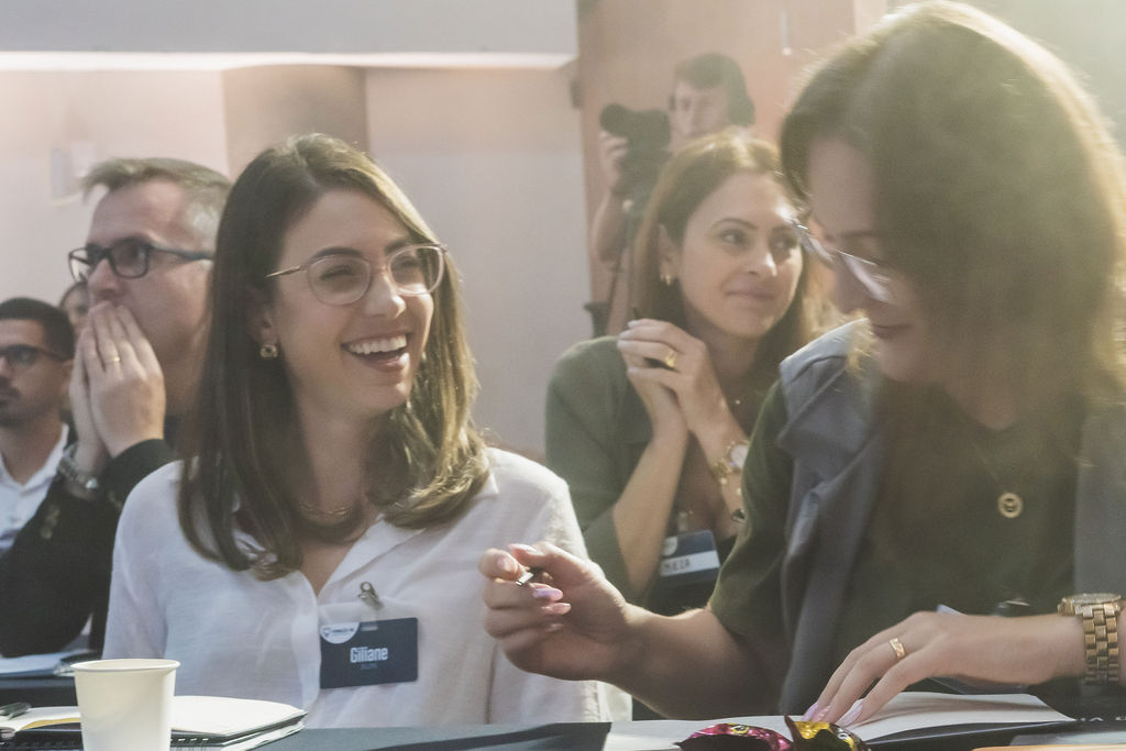Alunas durante dinâmica em trio